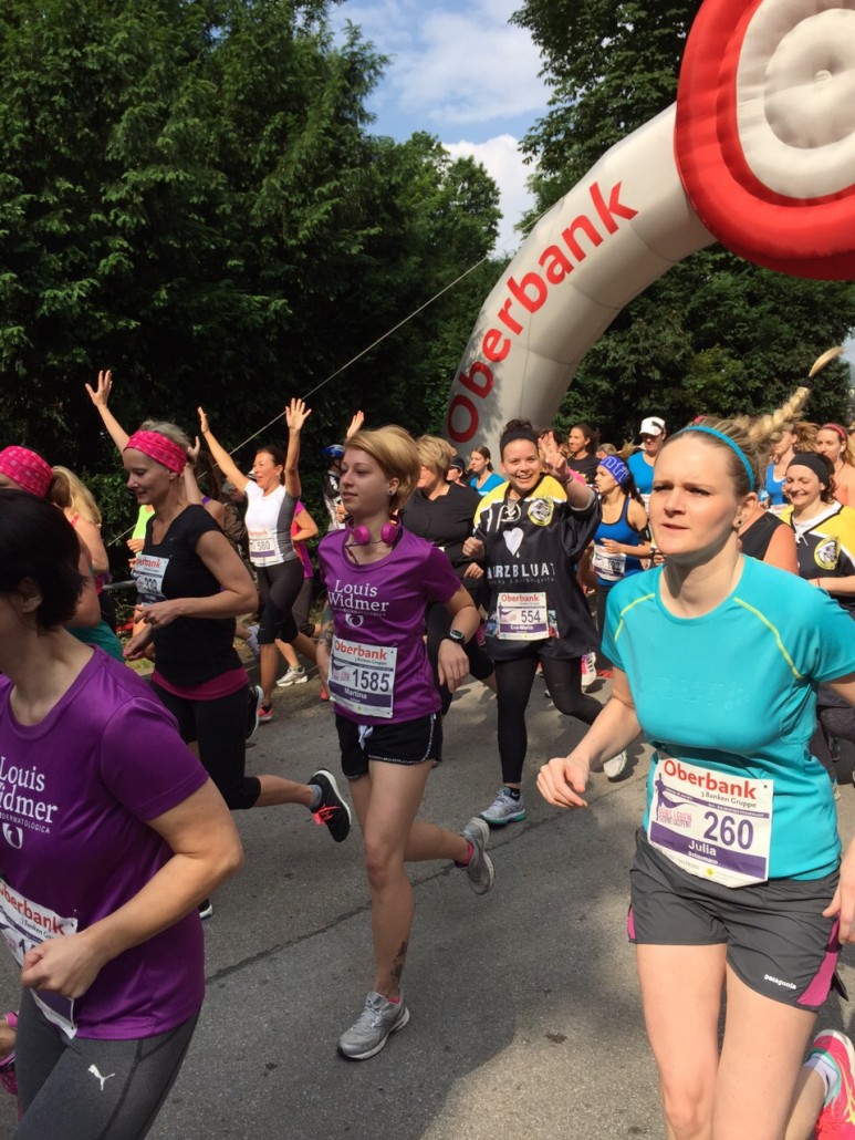 Eishockey-Spielerinnen beim Frauenlauf.