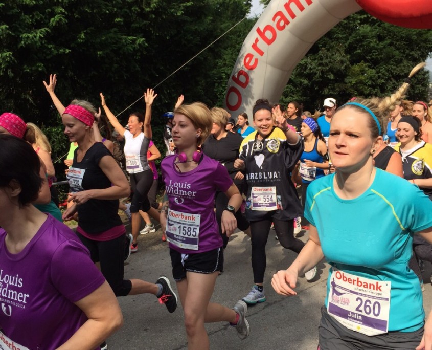 Eishockey-Spielerinnen beim Frauenlauf.