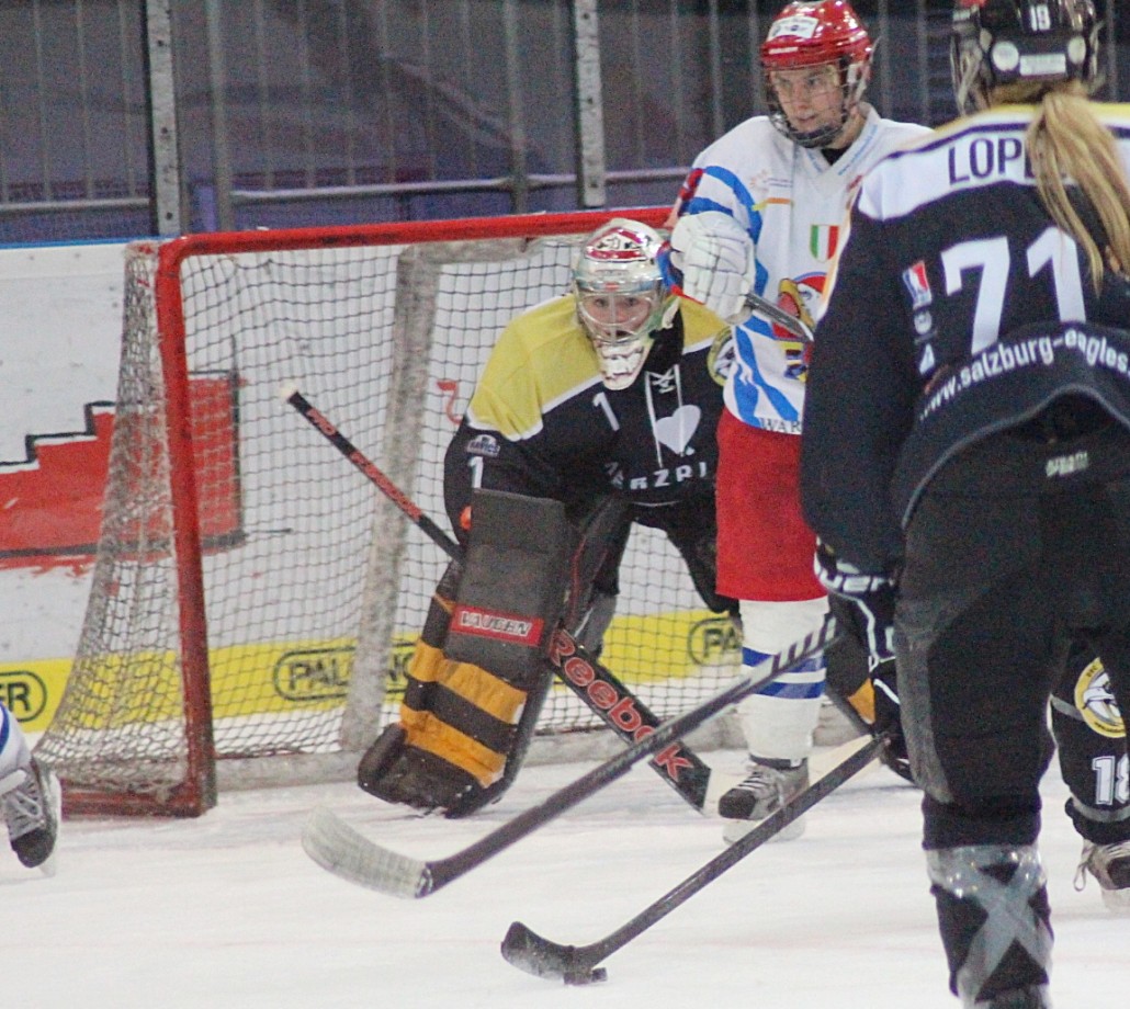 Julie Friend im Tor der Salzburg Eagles