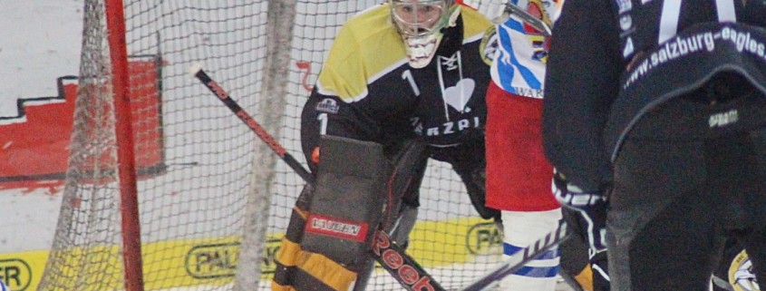 Julie Friend im Tor der Salzburg Eagles